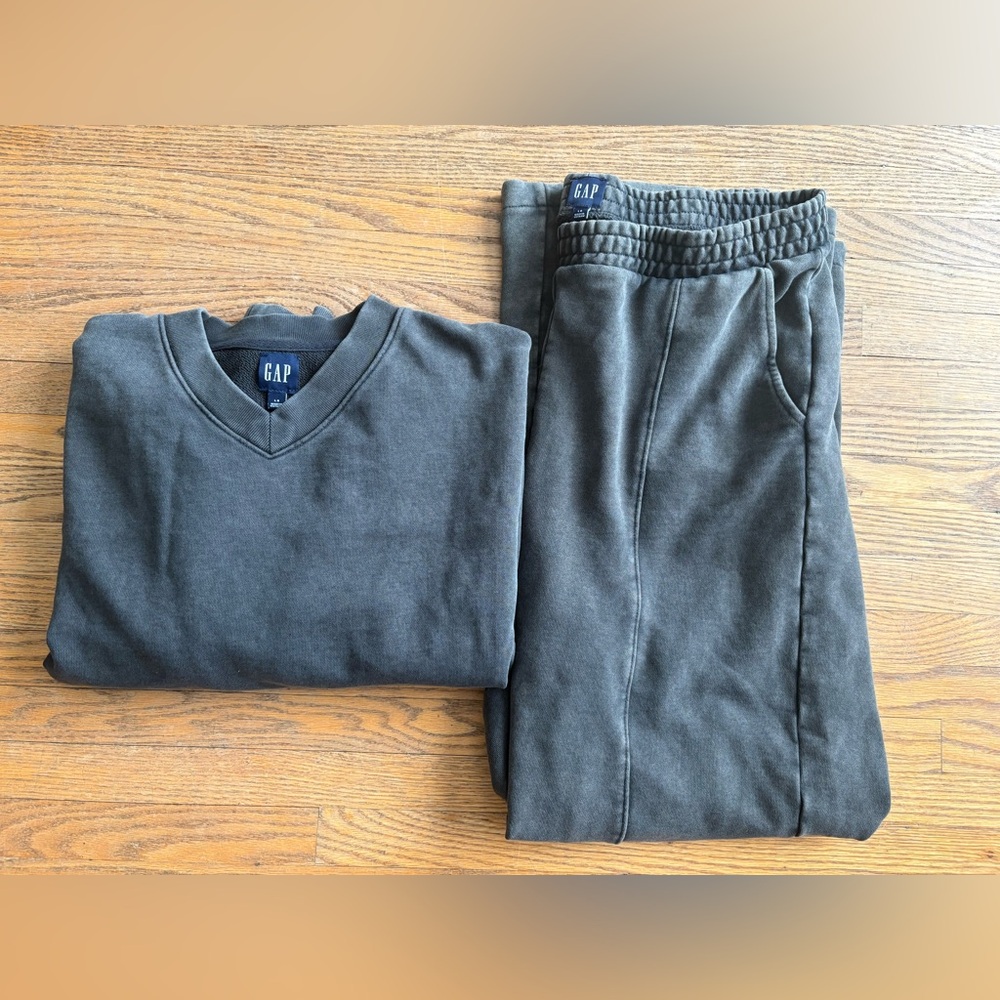 GAP tracksuit . Matching set , Gray sweatshirt with track pants. Large
